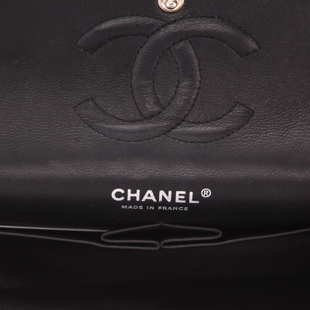 Chanel Timeless Classic handbag in black quilted grained leather - DETAIL 2