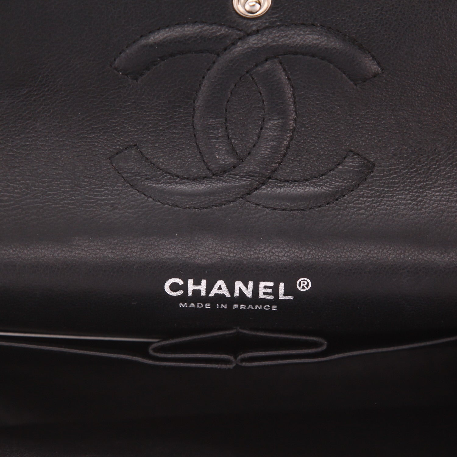 Chanel Timeless Classic handbag in black quilted grained leather - DETAIL 2