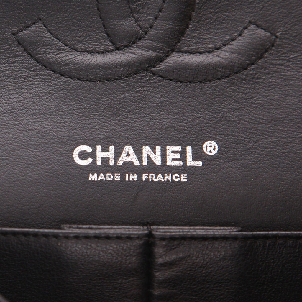 Chanel Timeless Classic handbag in black quilted grained leather - DETAIL 2