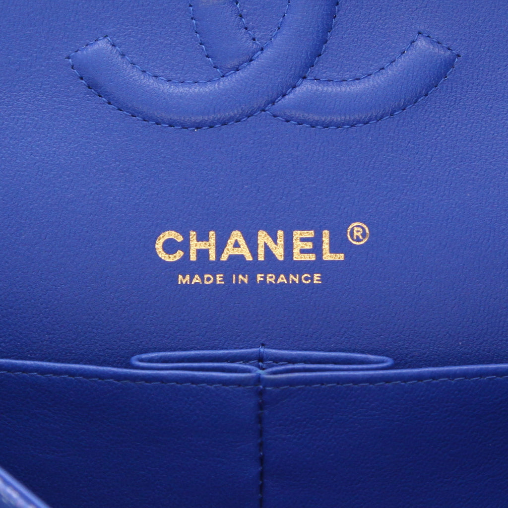 Chanel Timeless Classic handbag in blue quilted grained leather - DETAIL 2