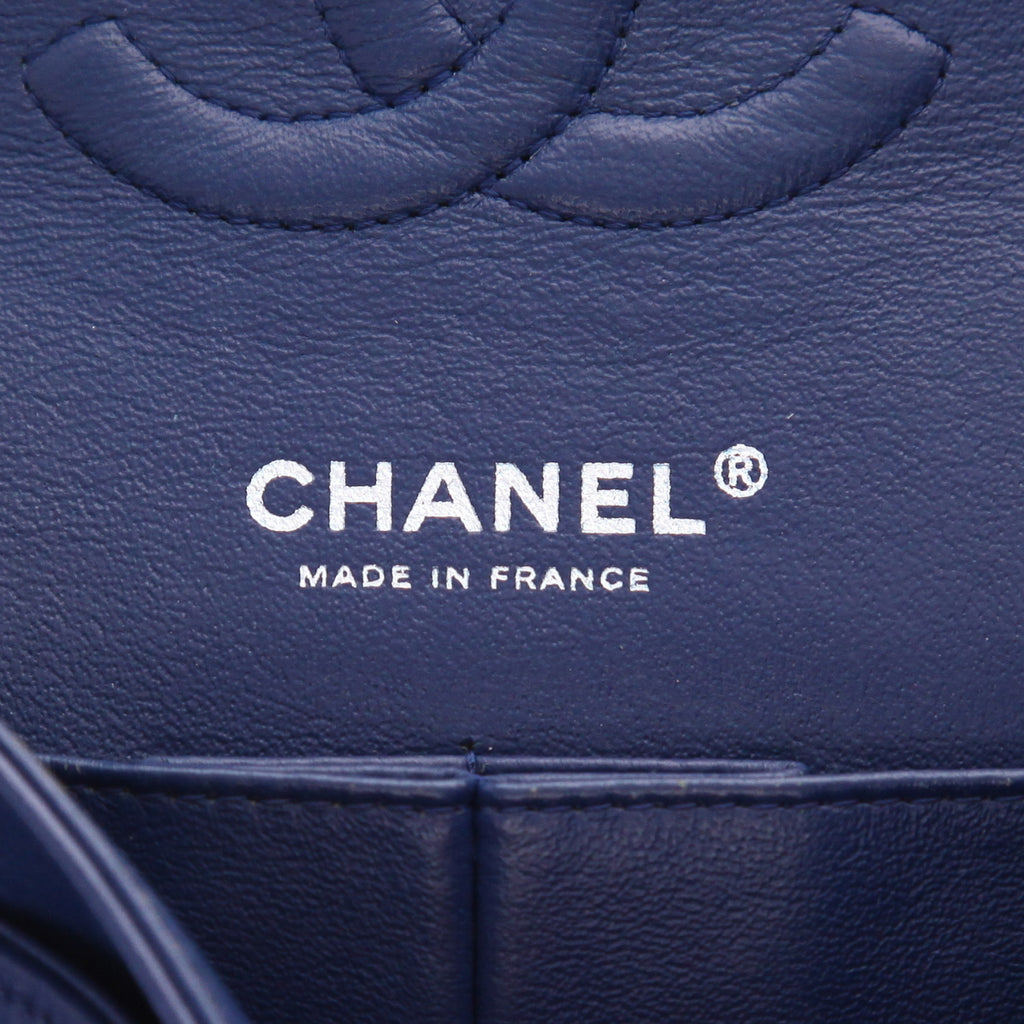Chanel Timeless Classic handbag in blue quilted leather - DETAIL 2