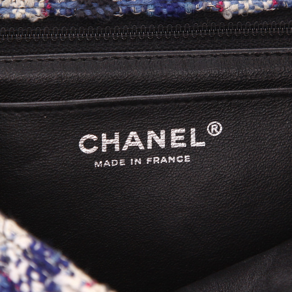Chanel Timeless Classic handbag in blue, white and black tweed - DETAIL 2
