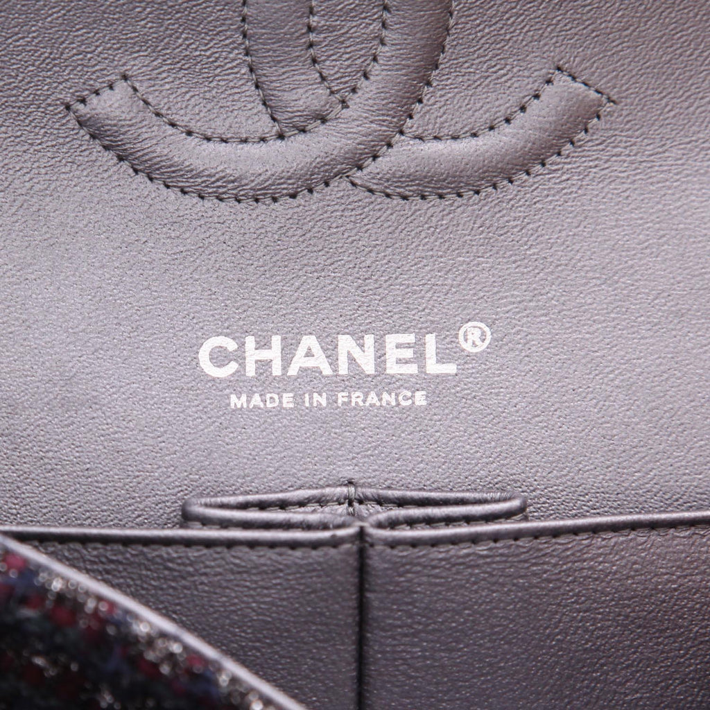 Chanel Timeless Classic handbag in navy blue and burgundy tweed - DETAIL 2