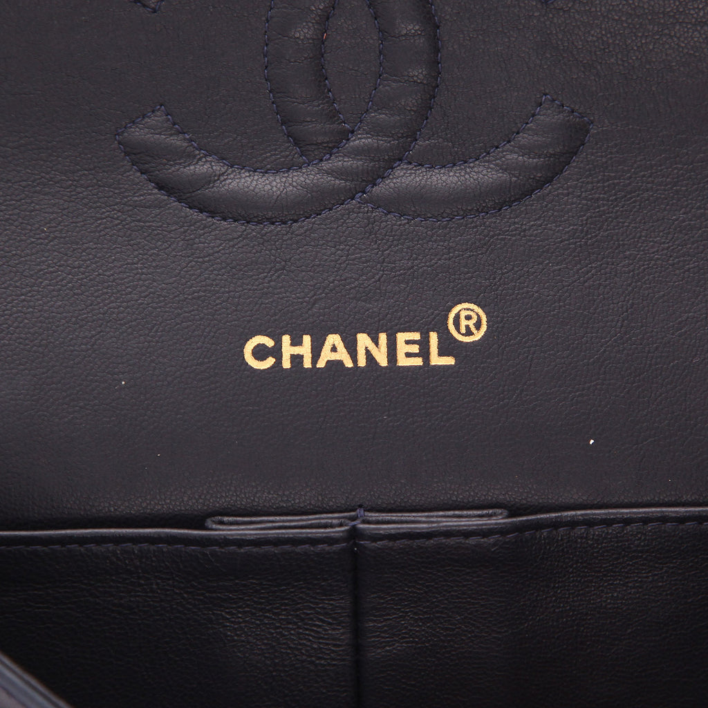 Chanel Timeless Classic handbag in navy blue quilted leather - DETAIL 2