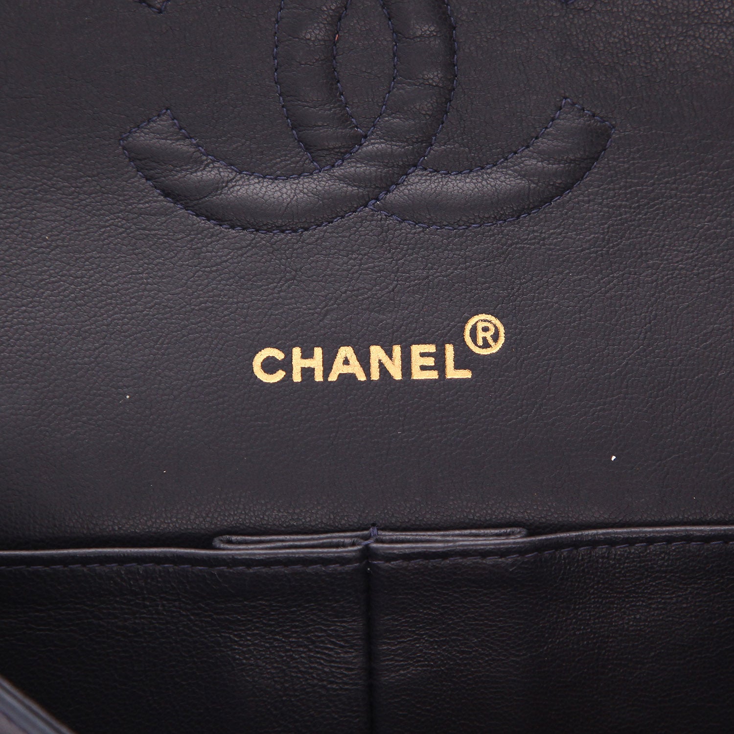 Chanel Timeless Classic handbag in navy blue quilted leather - DETAIL 2