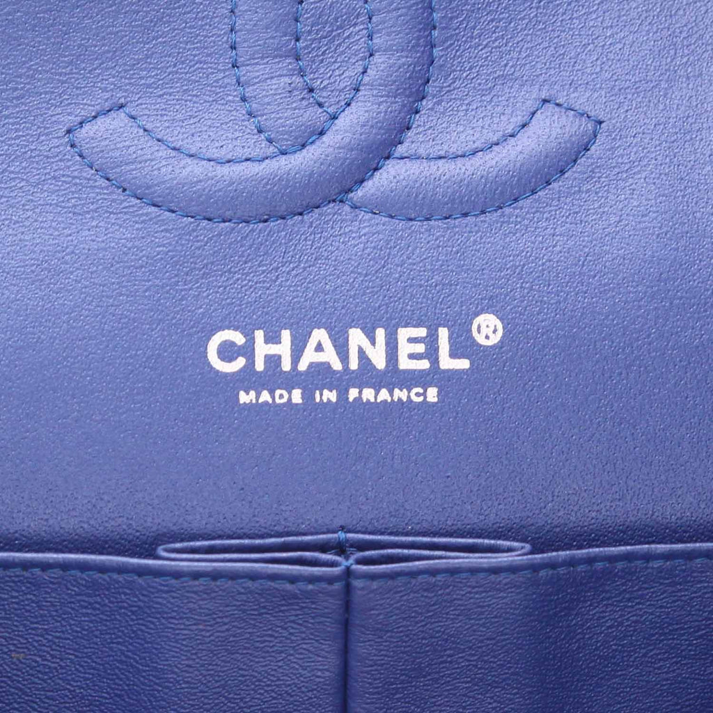 Chanel Timeless Classic handbag in petrol blue quilted patent leather - DETAIL 2