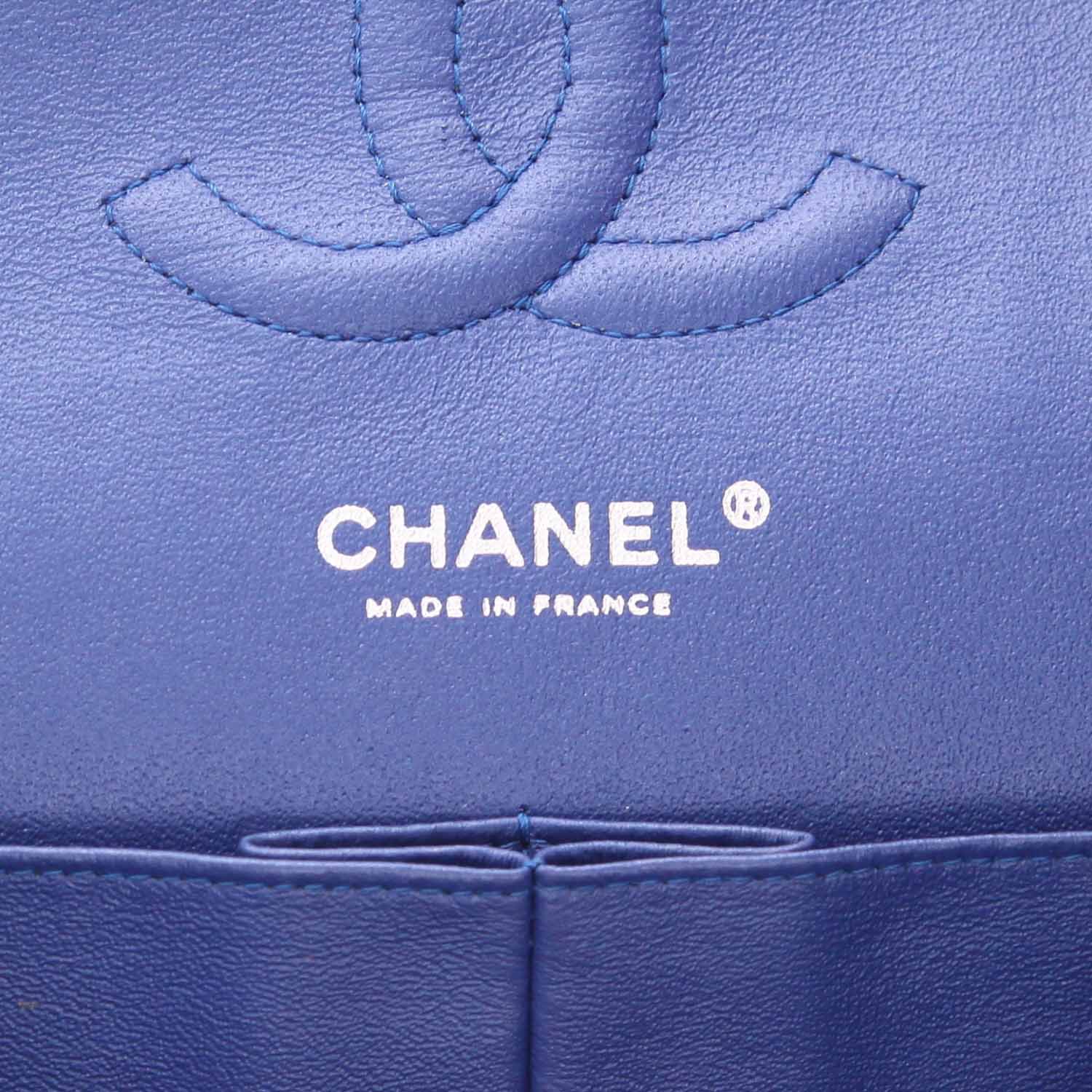 Chanel Timeless Classic handbag in petrol blue quilted patent leather - DETAIL 2