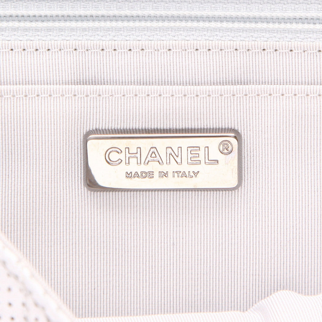 Chanel Timeless handbag in silver quilted leather - DETAIL 2