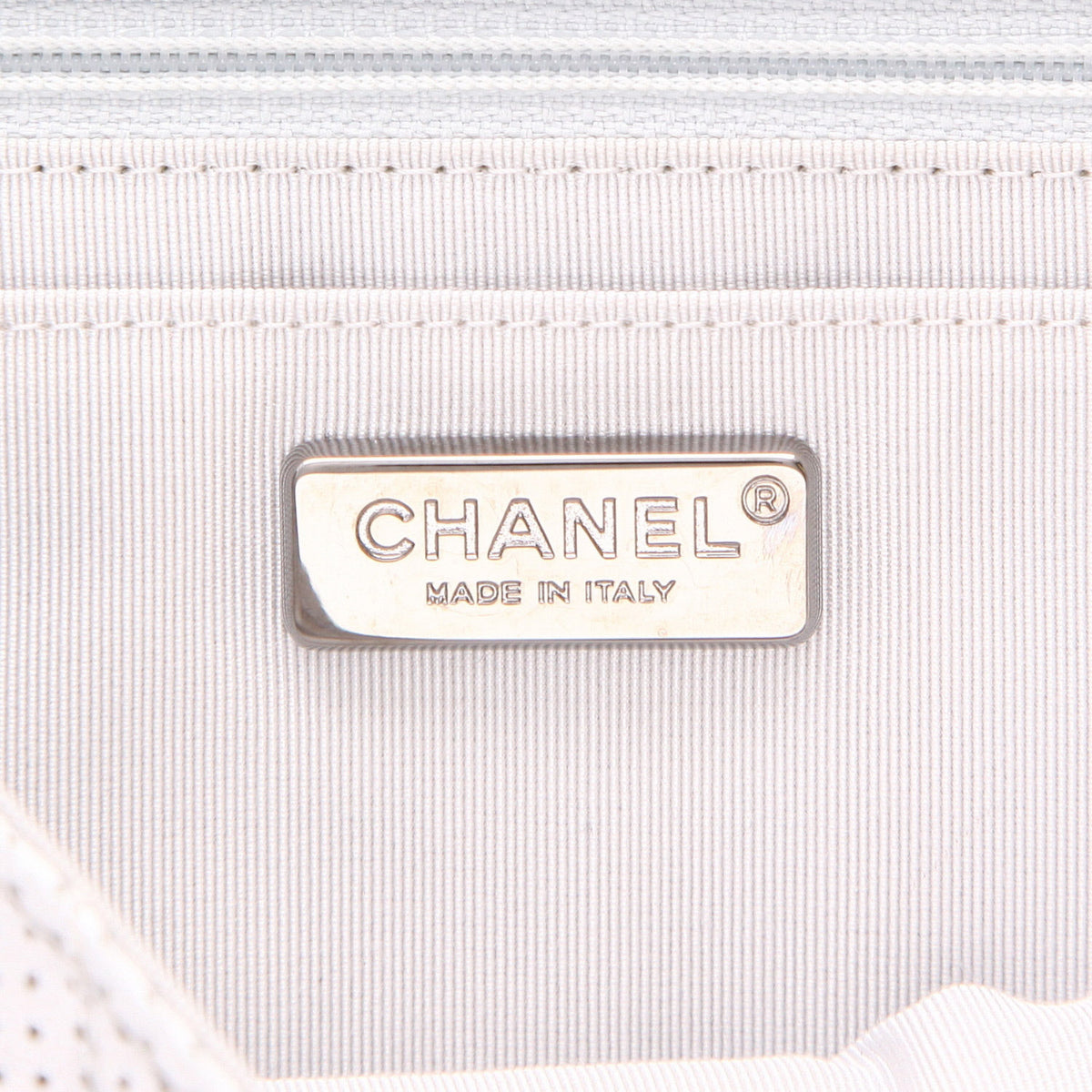 Chanel Timeless handbag in silver quilted leather - DETAIL 2