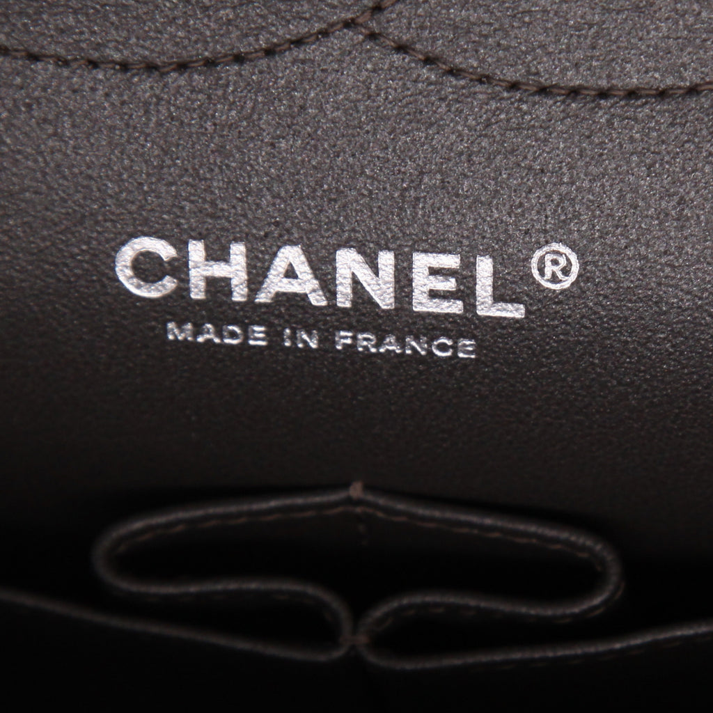 Chanel Timeless Jumbo handbag in grey quilted grained leather - DETAIL 2