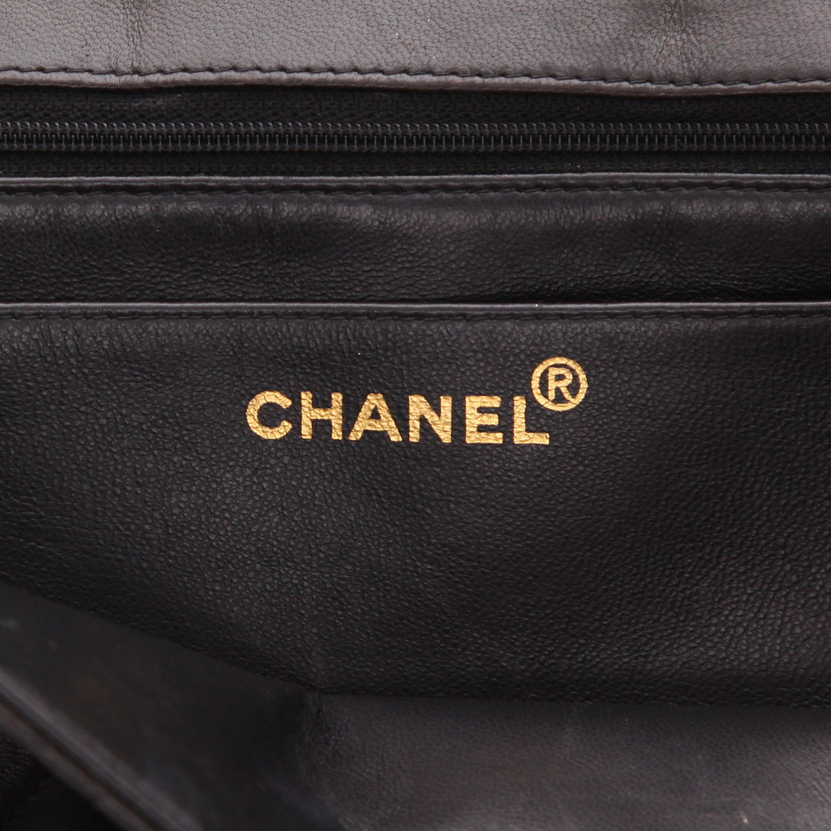 Chanel Timeless Jumbo shoulder bag in black quilted leather - DETAIL 2
