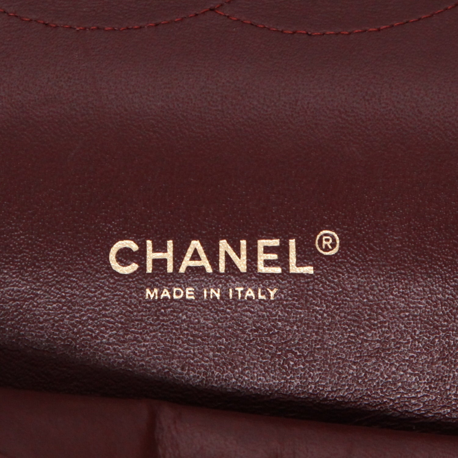 Chanel Timeless Maxi Jumbo handbag in black quilted grained leather - DETAIL 2