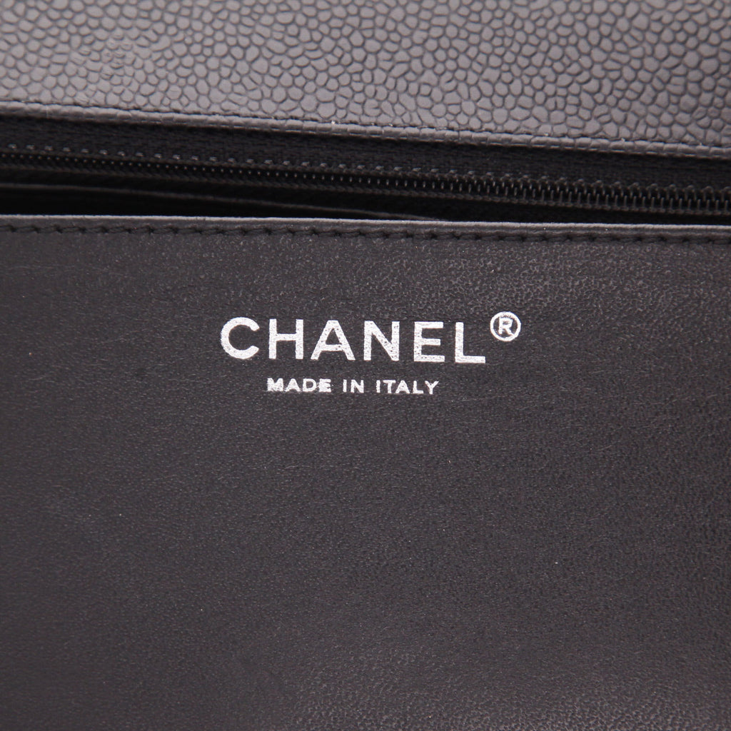Chanel Timeless Maxi Jumbo handbag in black quilted grained leather - DETAIL 2