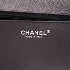 Chanel Timeless Maxi Jumbo handbag in black quilted grained leather - DETAIL 2