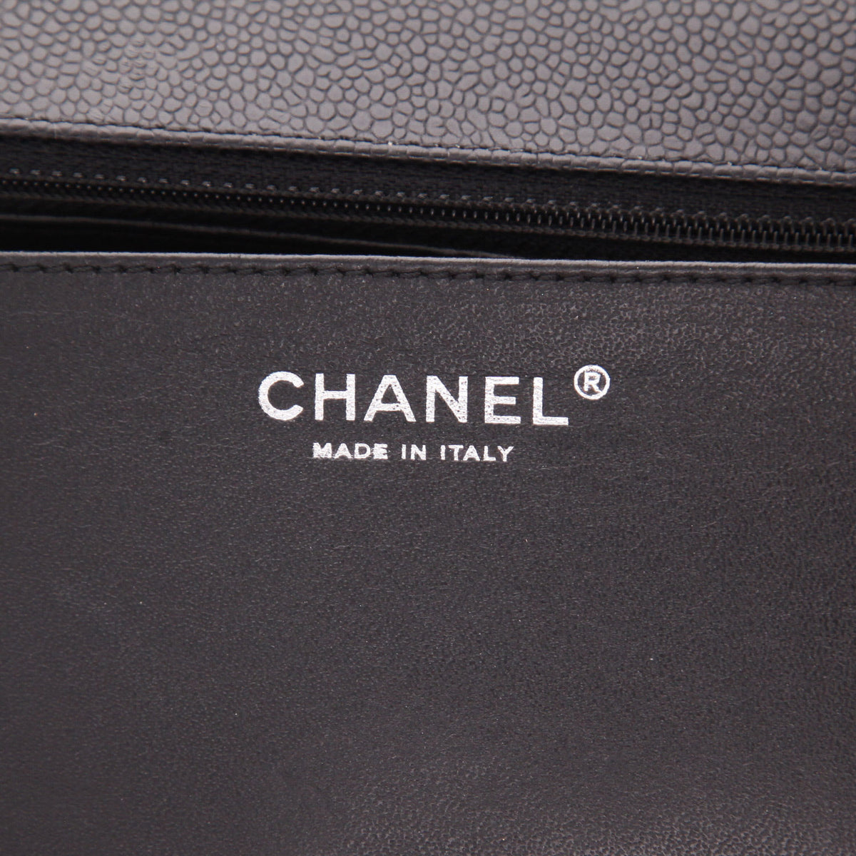 Chanel Timeless Maxi Jumbo handbag in black quilted grained leather - DETAIL 2