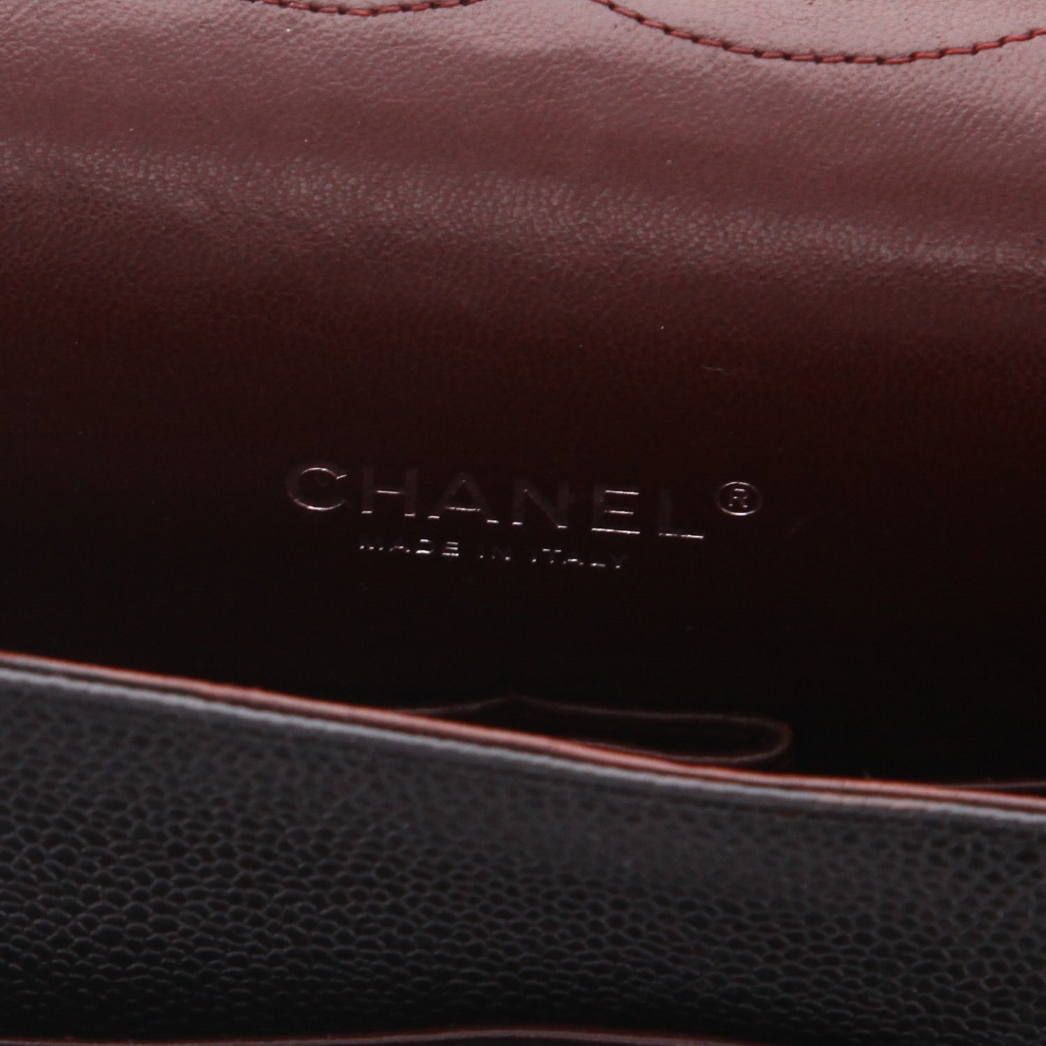 Chanel Timeless Maxi Jumbo shoulder bag in black quilted grained leather - DETAIL 2