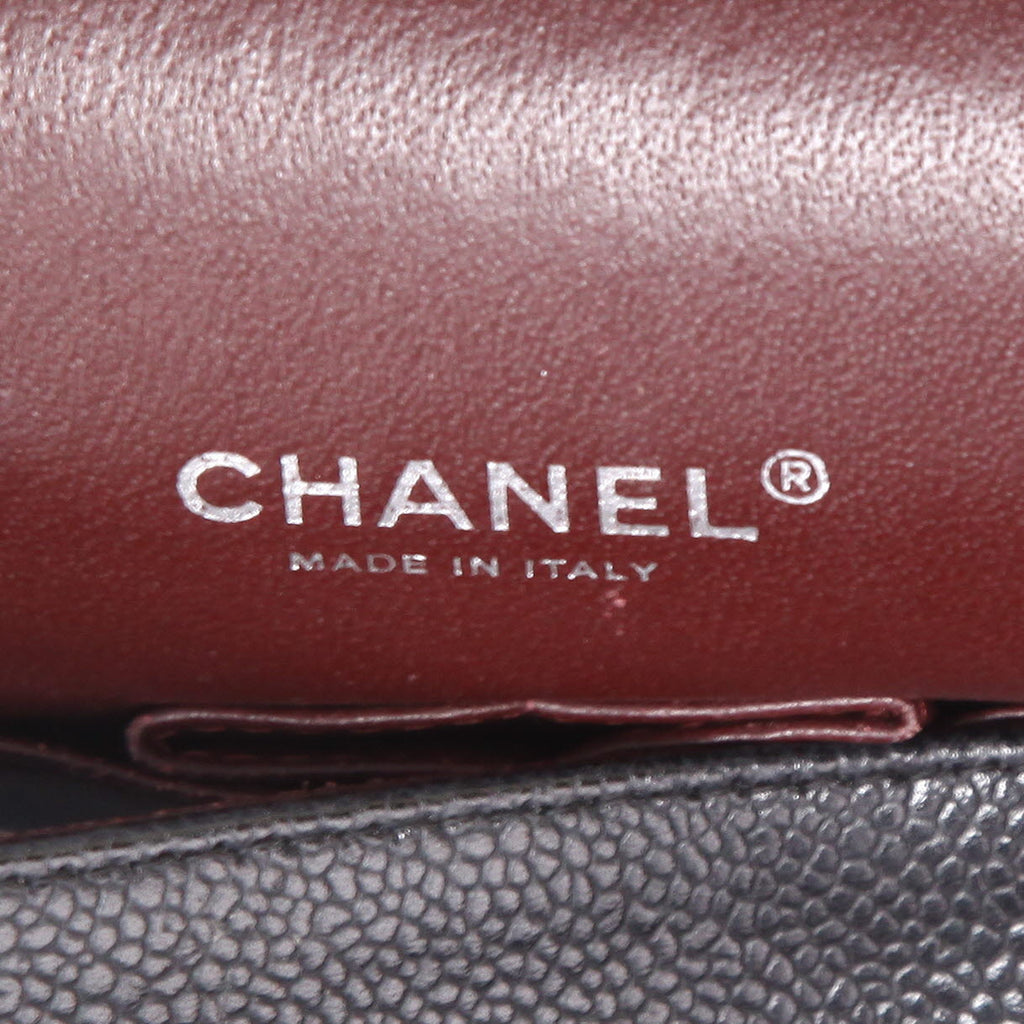 Chanel Timeless Maxi Jumbo shoulder bag in black quilted grained leather - DETAIL 2
