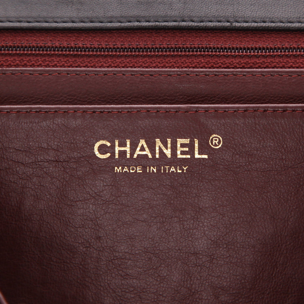 Chanel Timeless Maxi Jumbo shoulder bag in black quilted leather - DETAIL 2