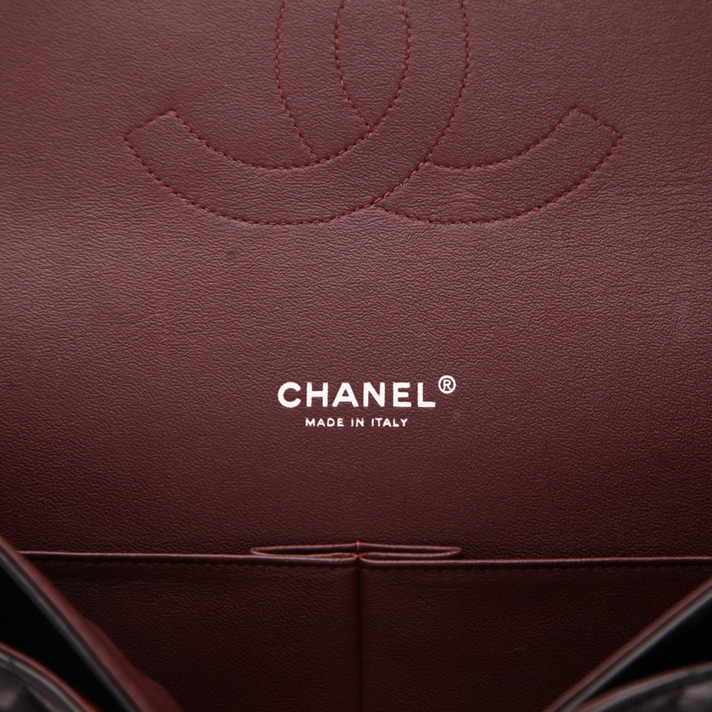 Chanel Timeless Maxi Jumbo shoulder bag in black quilted leather - DETAIL 2