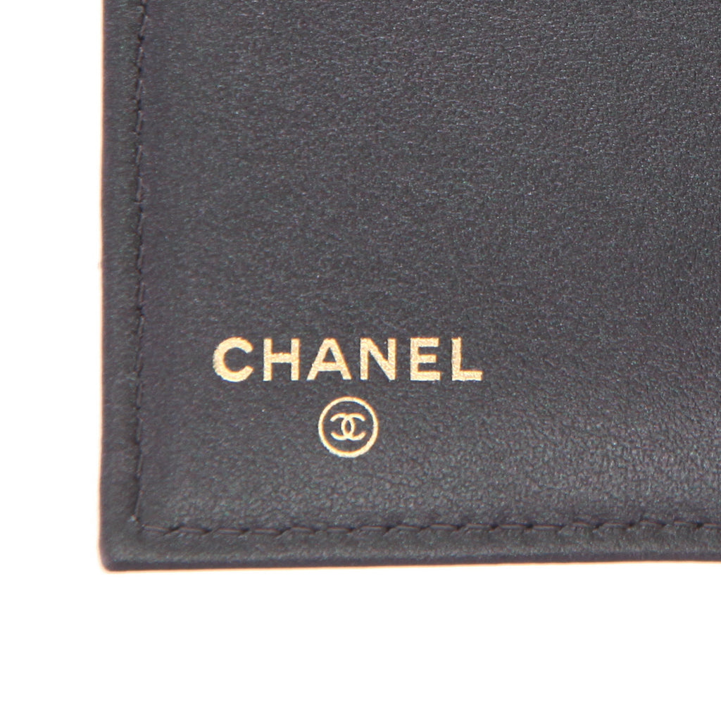 Chanel Timeless wallet in green and purple holographic quilted grained leather - DETAIL 2