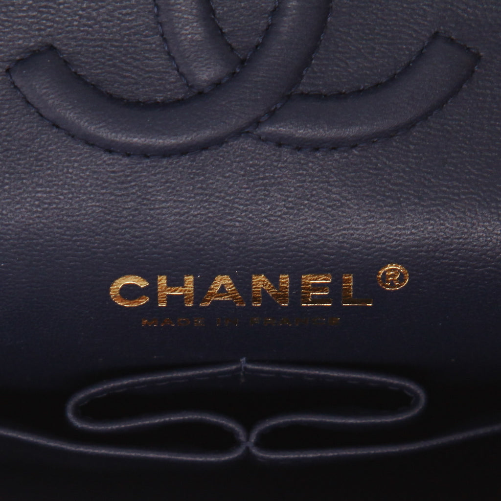 Chanel Timeless Petit handbag in navy blue quilted leather - DETAIL 2