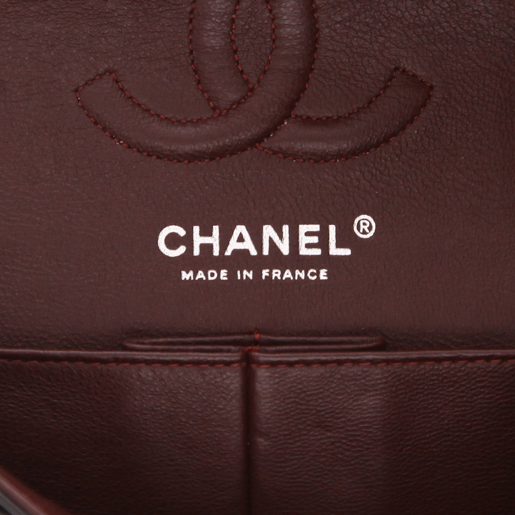 Chanel Timeless Petit shoulder bag in black quilted leather - DETAIL 2
