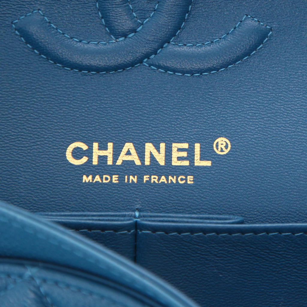 Chanel Timeless Petit shoulder bag in blue quilted grained leather - DETAIL 2
