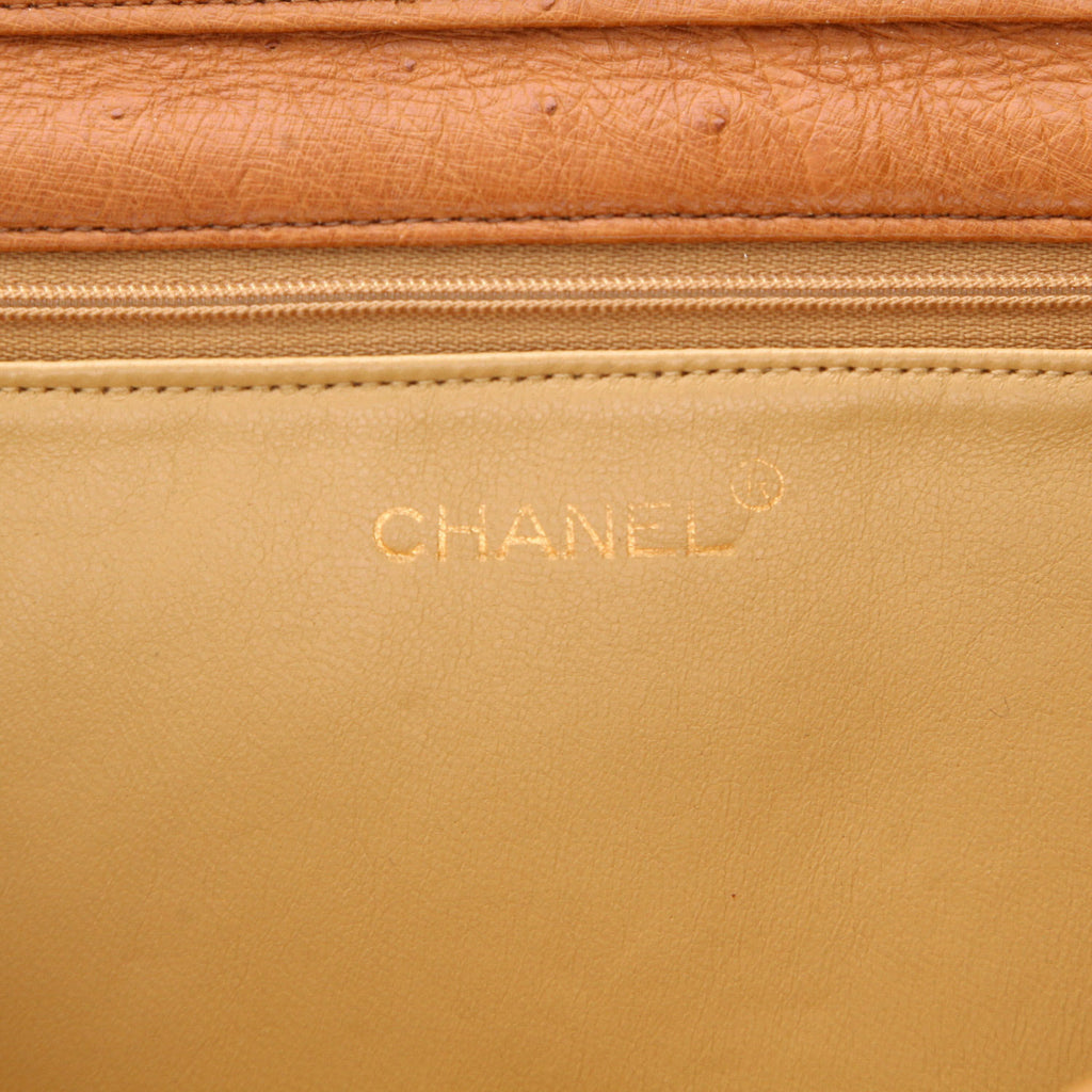 Chanel Vintage handbag in gold ostrich leather - DETAIL 2