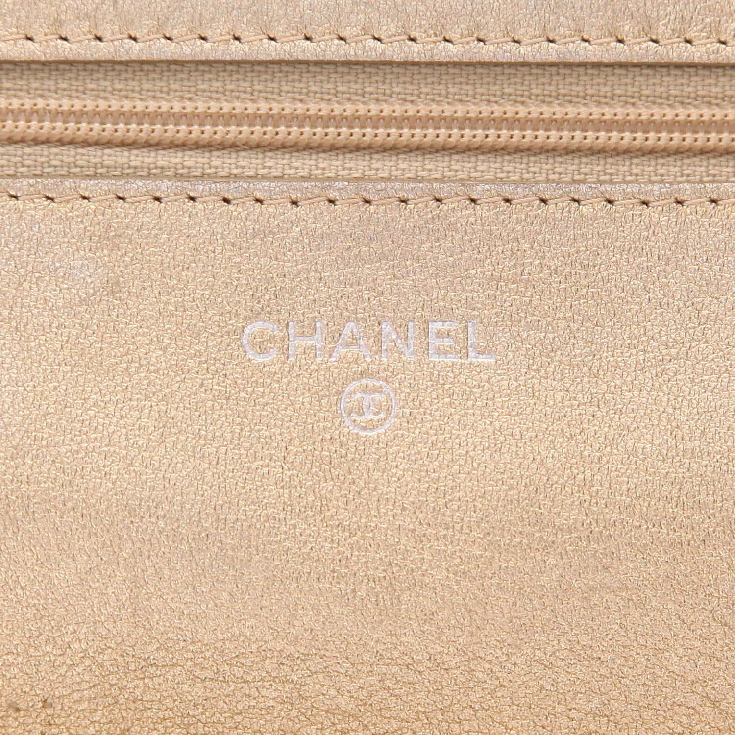 Chanel Wallet on Chain shoulder bag in gold quilted leather - DETAIL 2