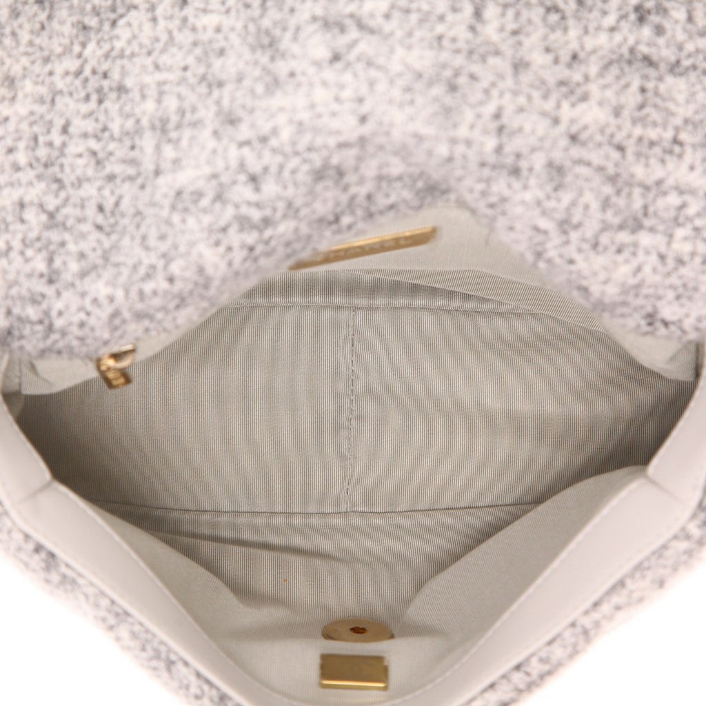 Chanel 19 handbag in grey tweed - DETAIL 3