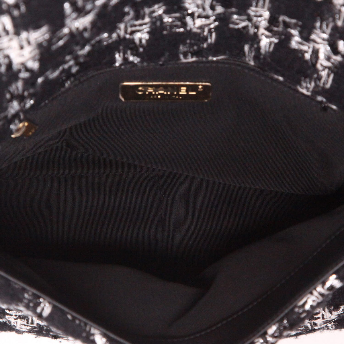 Chanel 19 shoulder bag in black and grey tweed - DETAIL 3