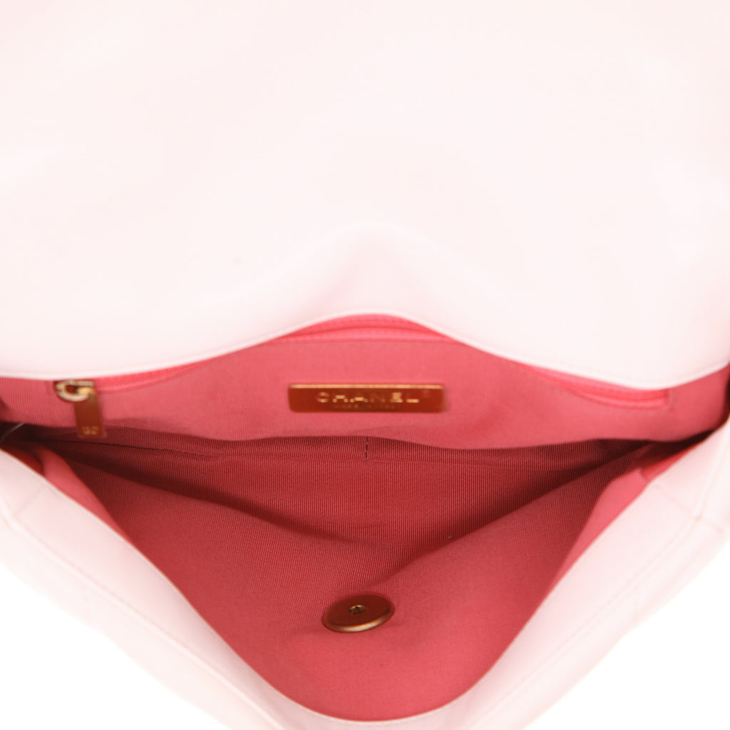 Chanel 19 shoulder bag in white quilted leather - DETAIL 3