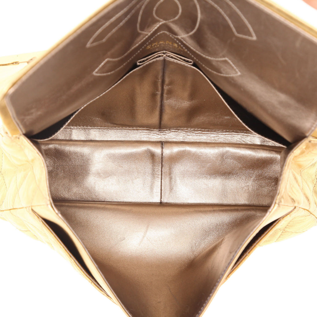 Chanel 2.55 handbag in gold quilted leather - DETAIL 3