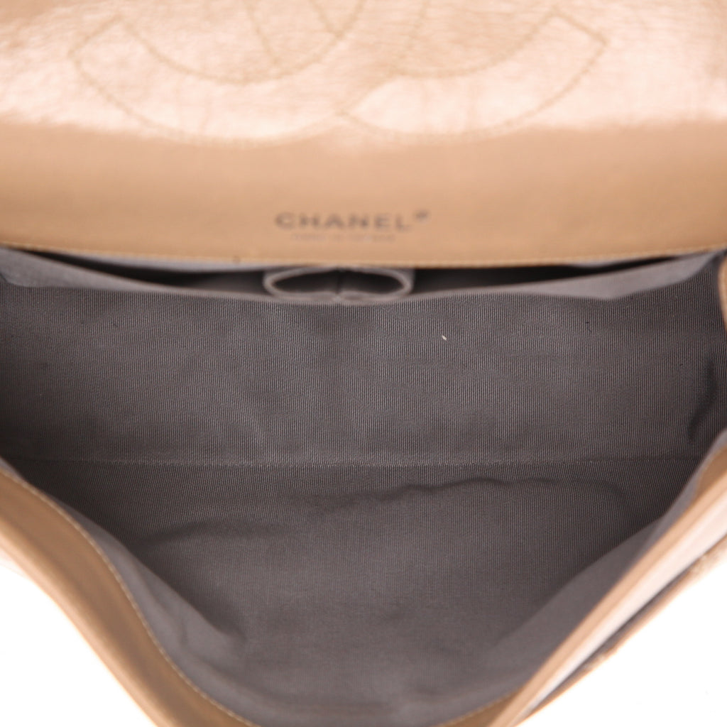 Chanel 2.55 shoulder bag in beige quilted leather - DETAIL 3