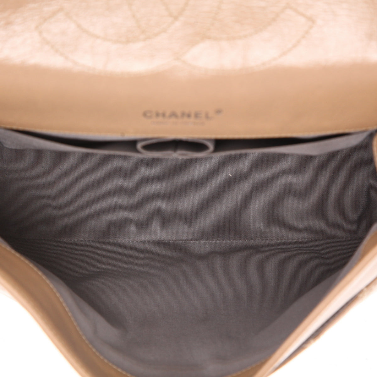 Chanel 2.55 shoulder bag in beige quilted leather - DETAIL 3