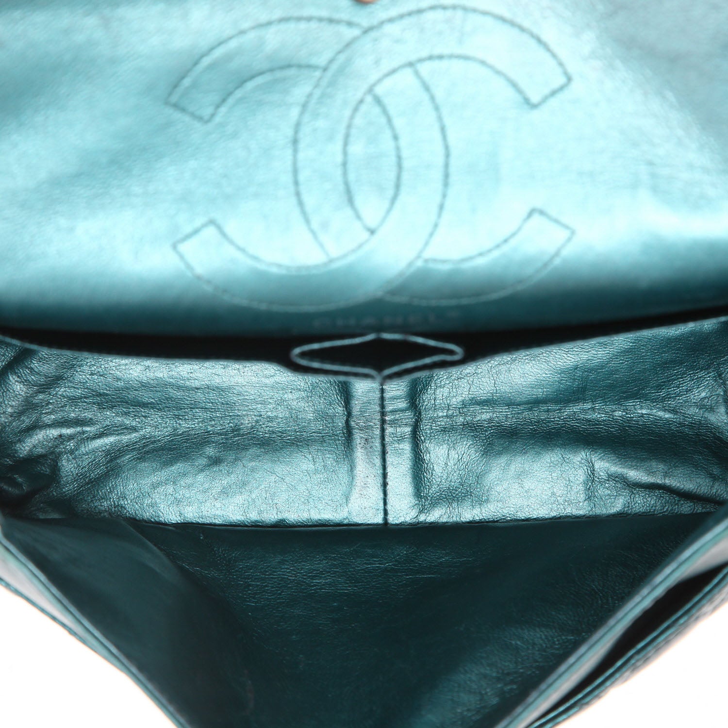 Chanel 2.55 shoulder bag in blue quilted iridescent leather - DETAIL 3