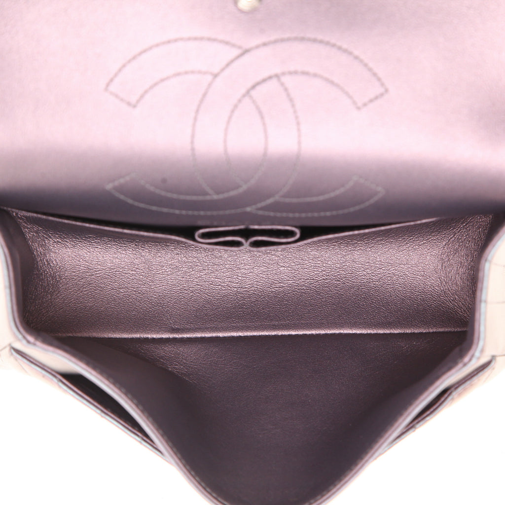 Chanel 2.55 shoulder bag in purple chevron quilted leather - DETAIL 3