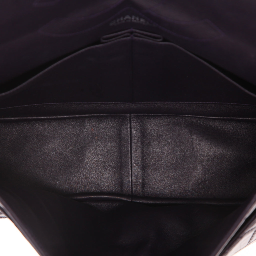 Chanel 2.55 shoulder bag in purple quilted leather - DETAIL 3