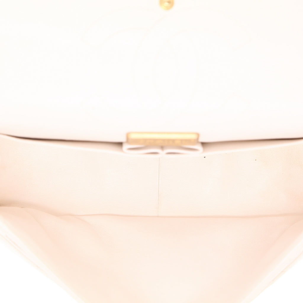 Chanel 2.55 shoulder bag in white quilted leather - DETAIL 3