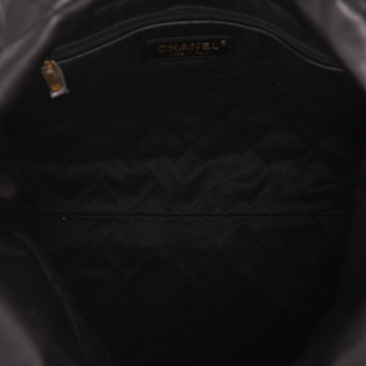 Chanel 22 small model handbag in black leather - DETAIL 3