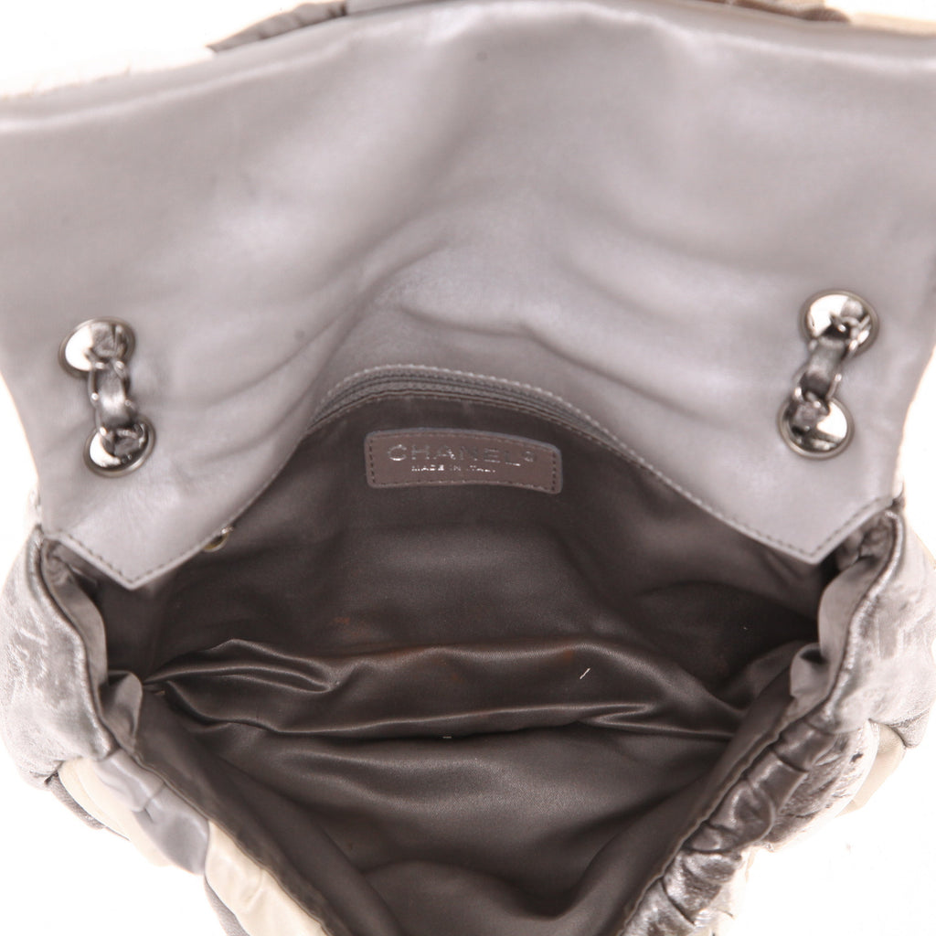 Chanel Baguette handbag in beige, grey and silver leather - DETAIL 3