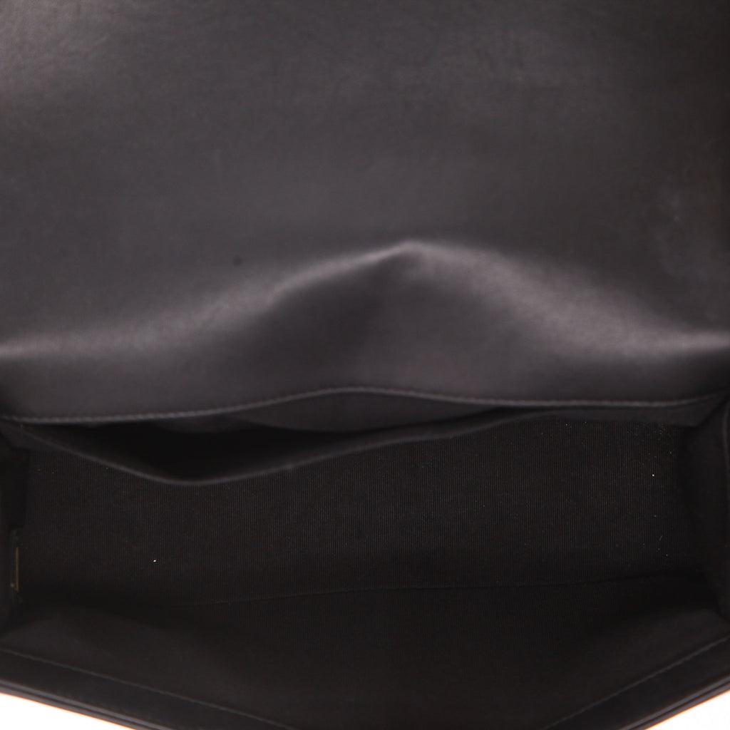 Chanel Boy shoulder bag in black patent leather - DETAIL 3