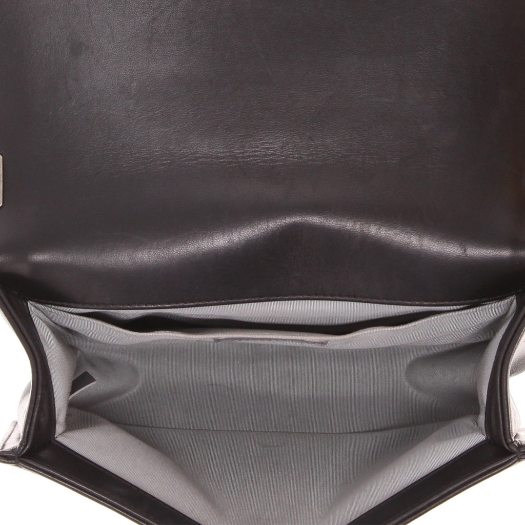Chanel Boy shoulder bag in black quilted leather - DETAIL 3