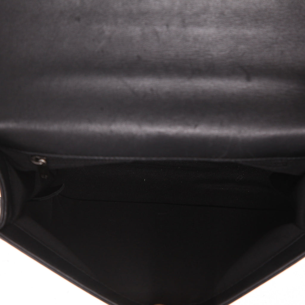 Chanel Boy shoulder bag in black quilted leather - DETAIL 3
