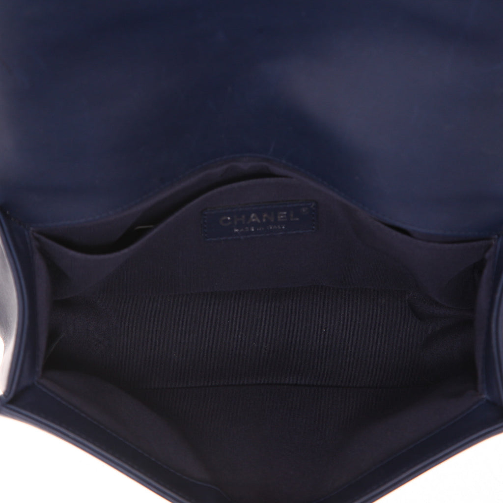 Chanel Boy shoulder bag in blue leather - DETAIL 3