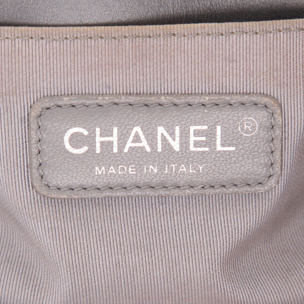 Chanel Boy shoulder bag in grey metallic quilted leather - DETAIL 3