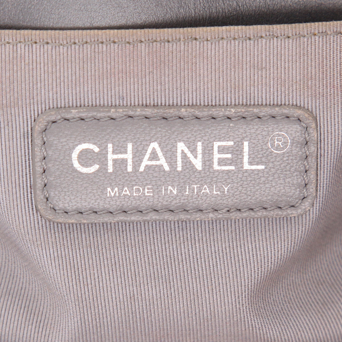 Chanel Boy shoulder bag in grey metallic quilted leather - DETAIL 3