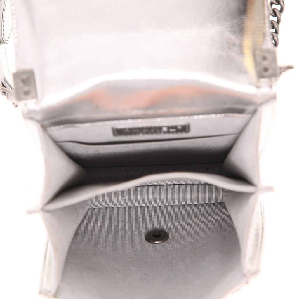 Chanel Boy shoulder bag in silver patent quilted leather - DETAIL 3