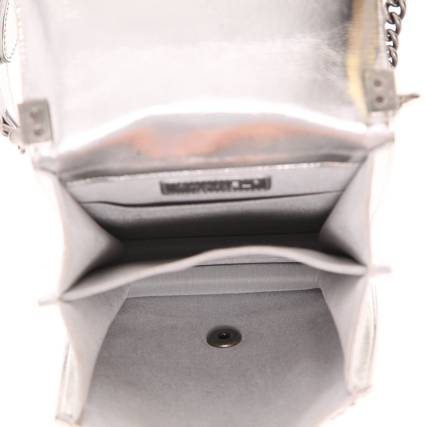 Chanel Boy shoulder bag in silver patent quilted leather - DETAIL 3