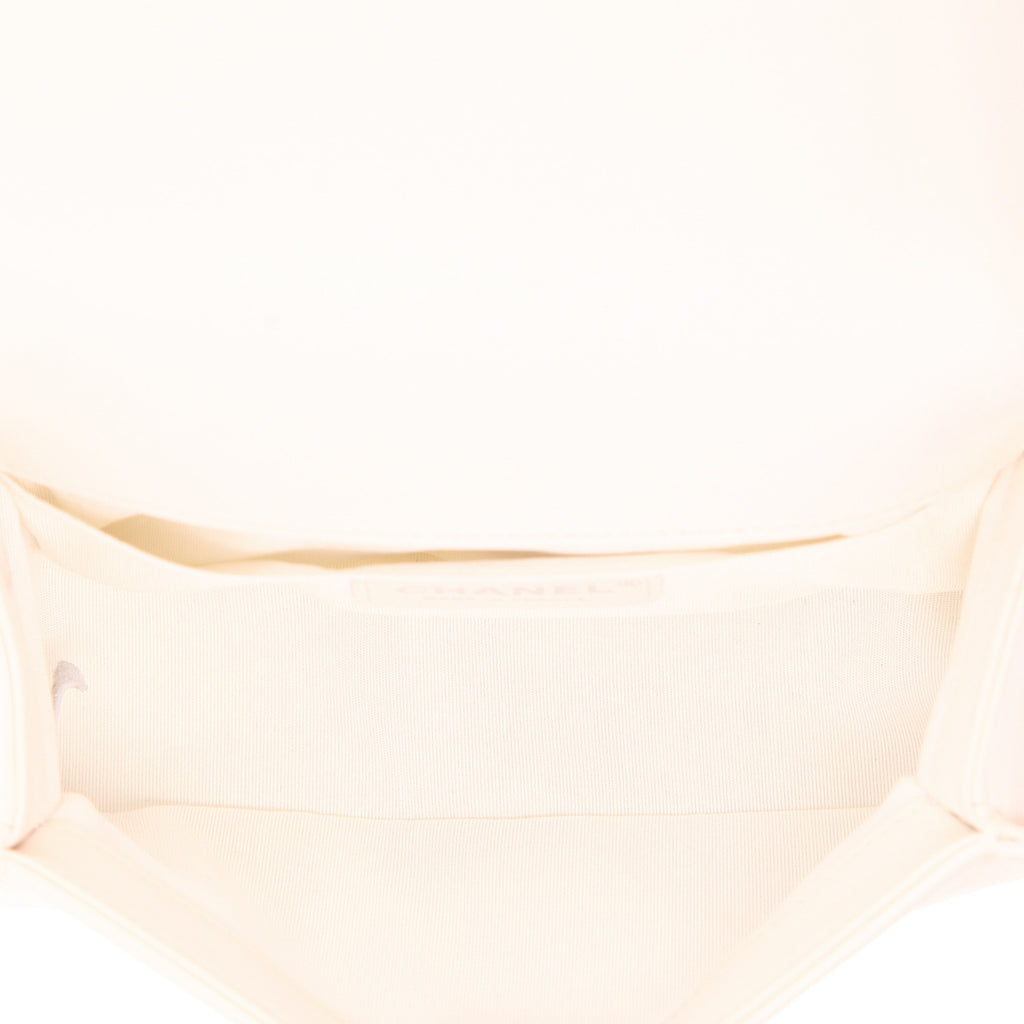 Chanel Boy shoulder bag in white quilted leather - DETAIL 3